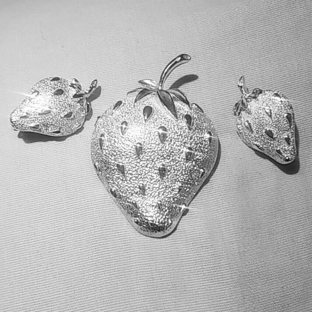 Vintage 1970's Sarah Coventry Strawberry Ice 3 Pc.